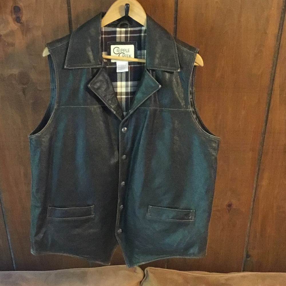 Cripple Creek “Concealed Carry”
Leather vest
Like new, style ML3104
Men’s Large